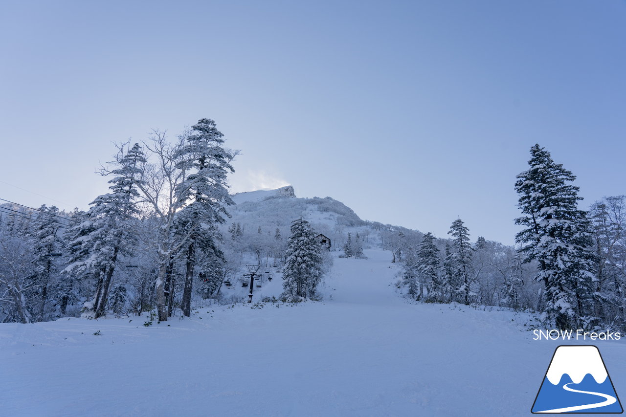 大雪山層雲峡・黒岳ロープウェイスキー場｜雪質も、景色も。やはり黒岳は別格。パウダースノーが舞う、北海道最高所にあるスキー場が営業開始！